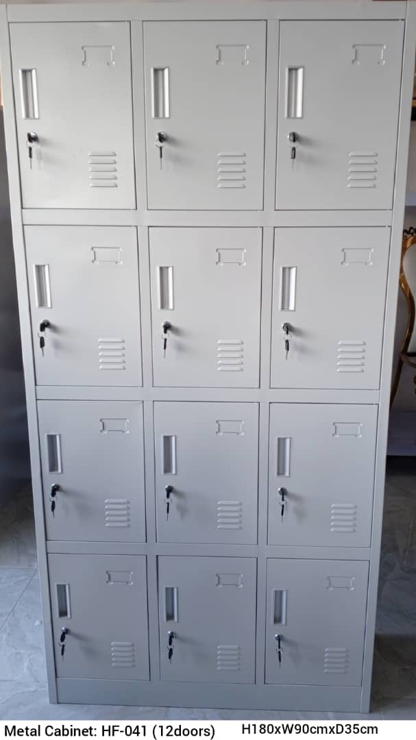 18 doors metallic cabinet